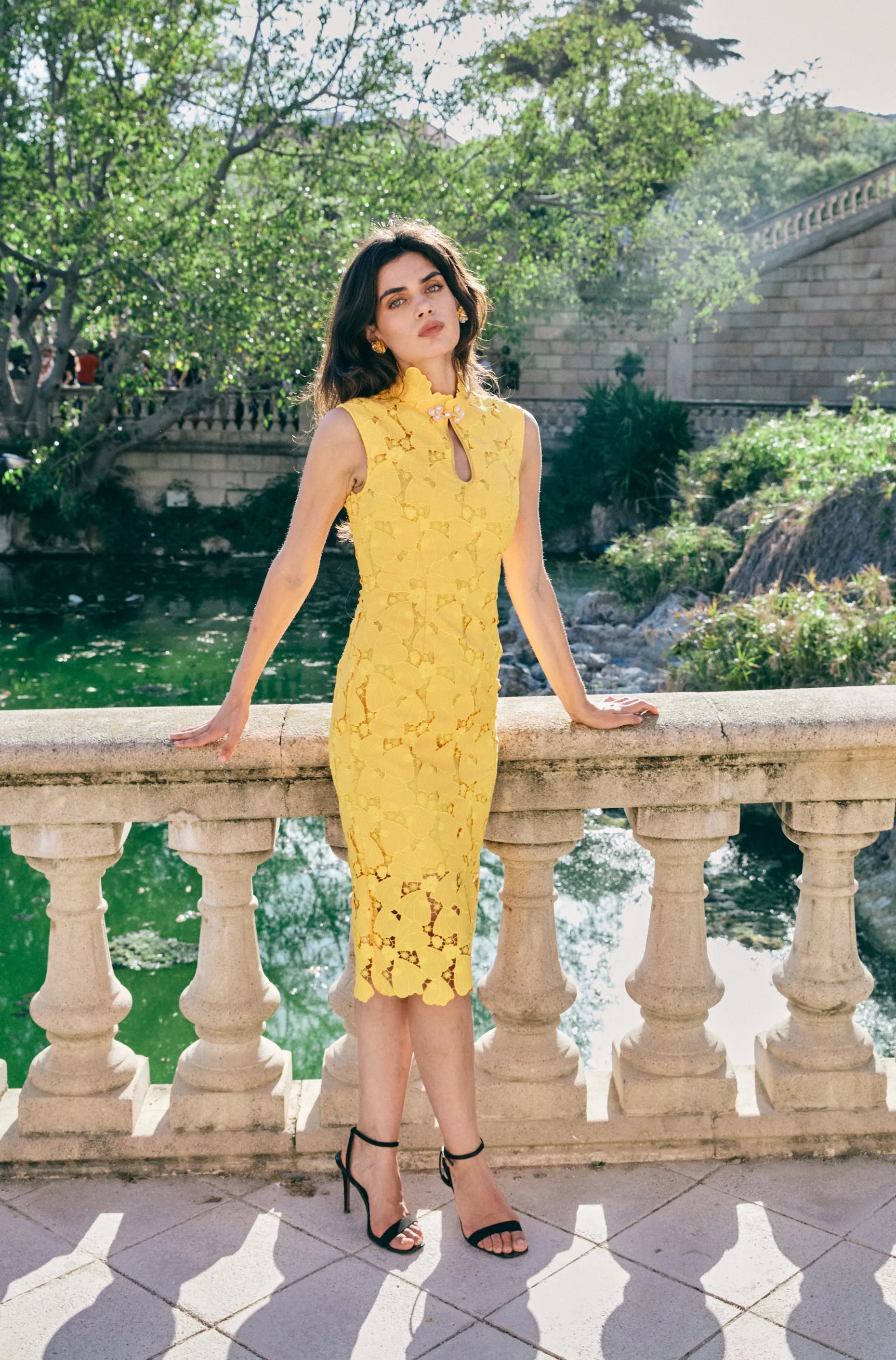 KEEN-LENGTH EMBROIDERY CHEONGSAM IN YELLOW