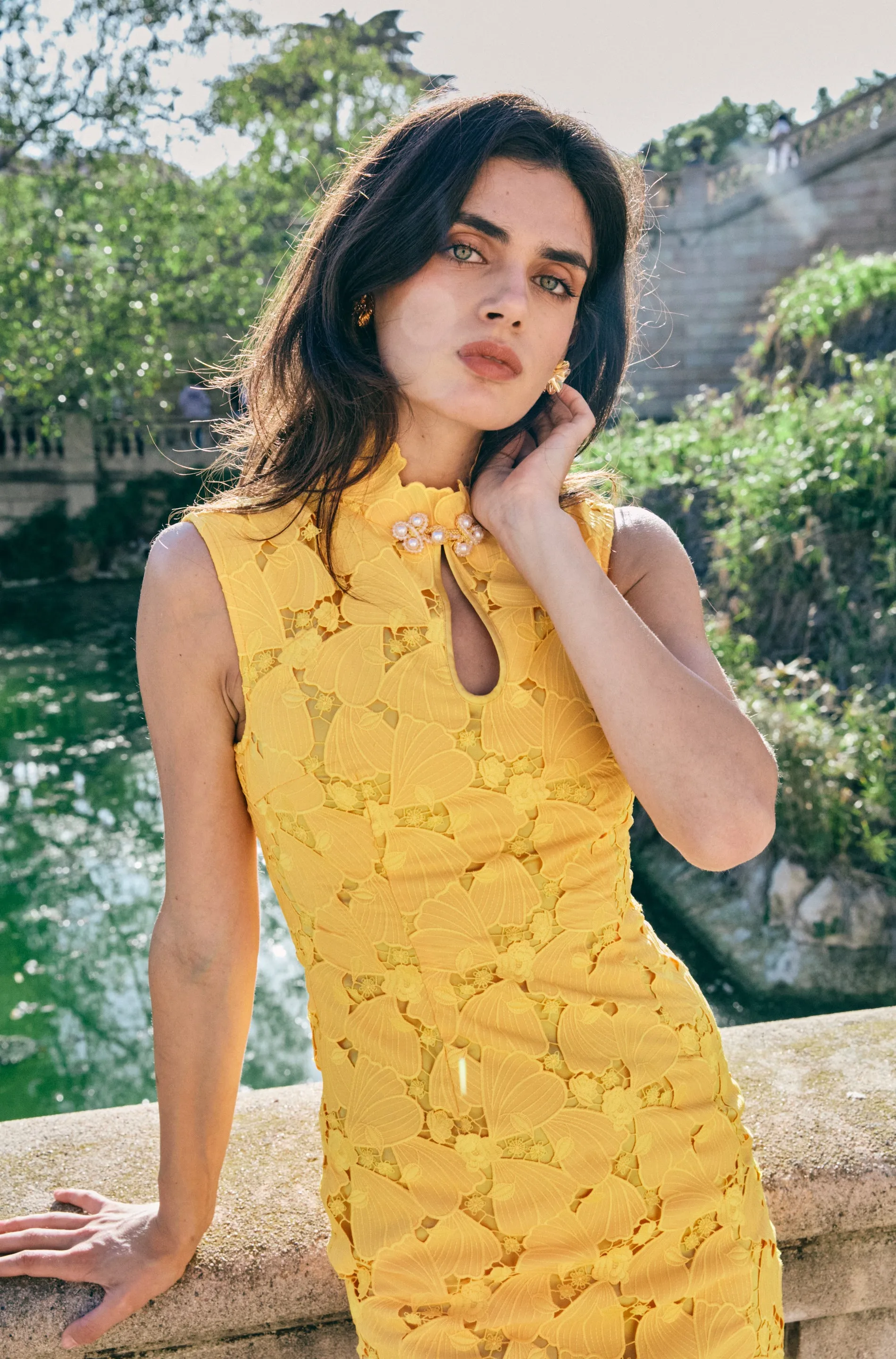KEEN-LENGTH EMBROIDERY CHEONGSAM IN YELLOW