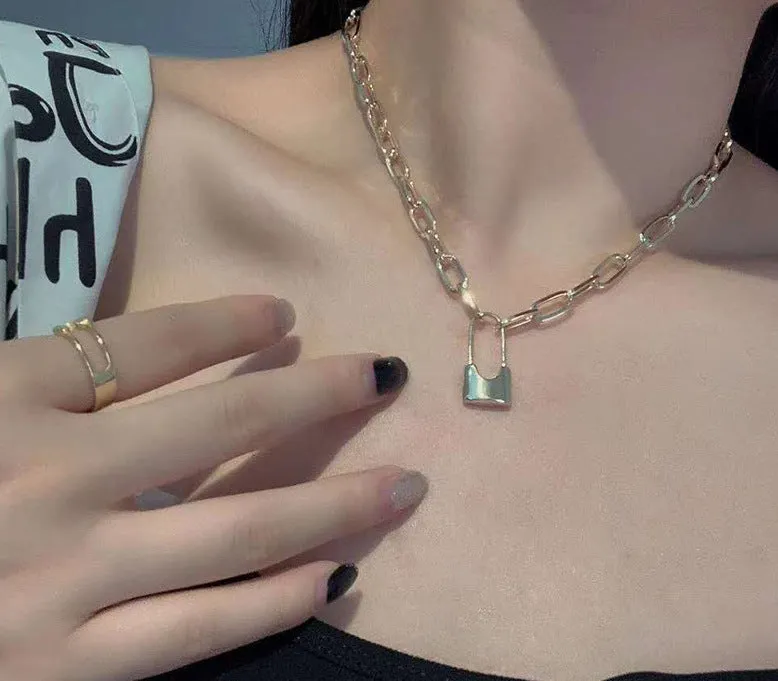 Lock link necklace