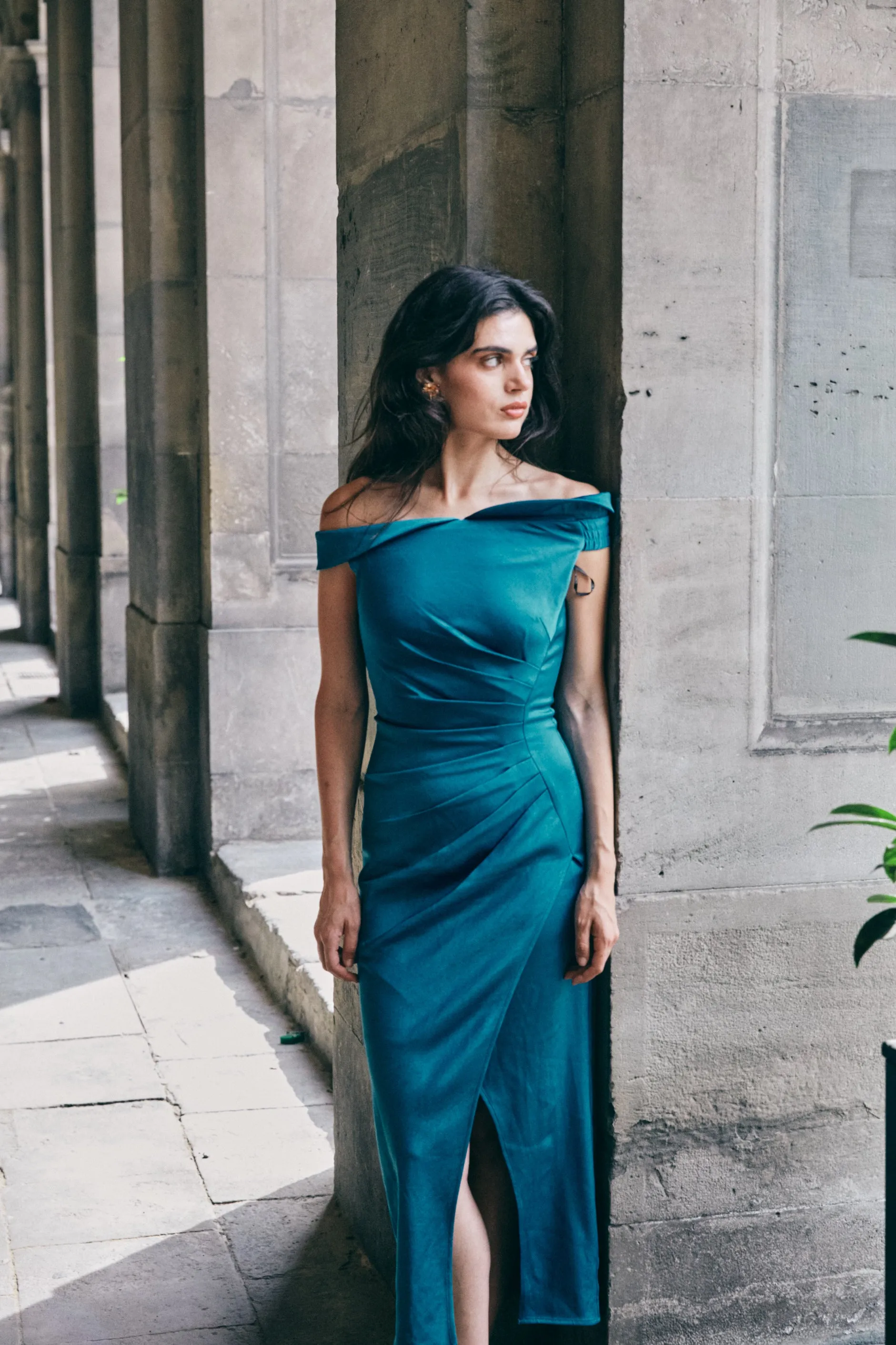 OFF-SHOULDER DRESS IN MIDNIGHT BLUE