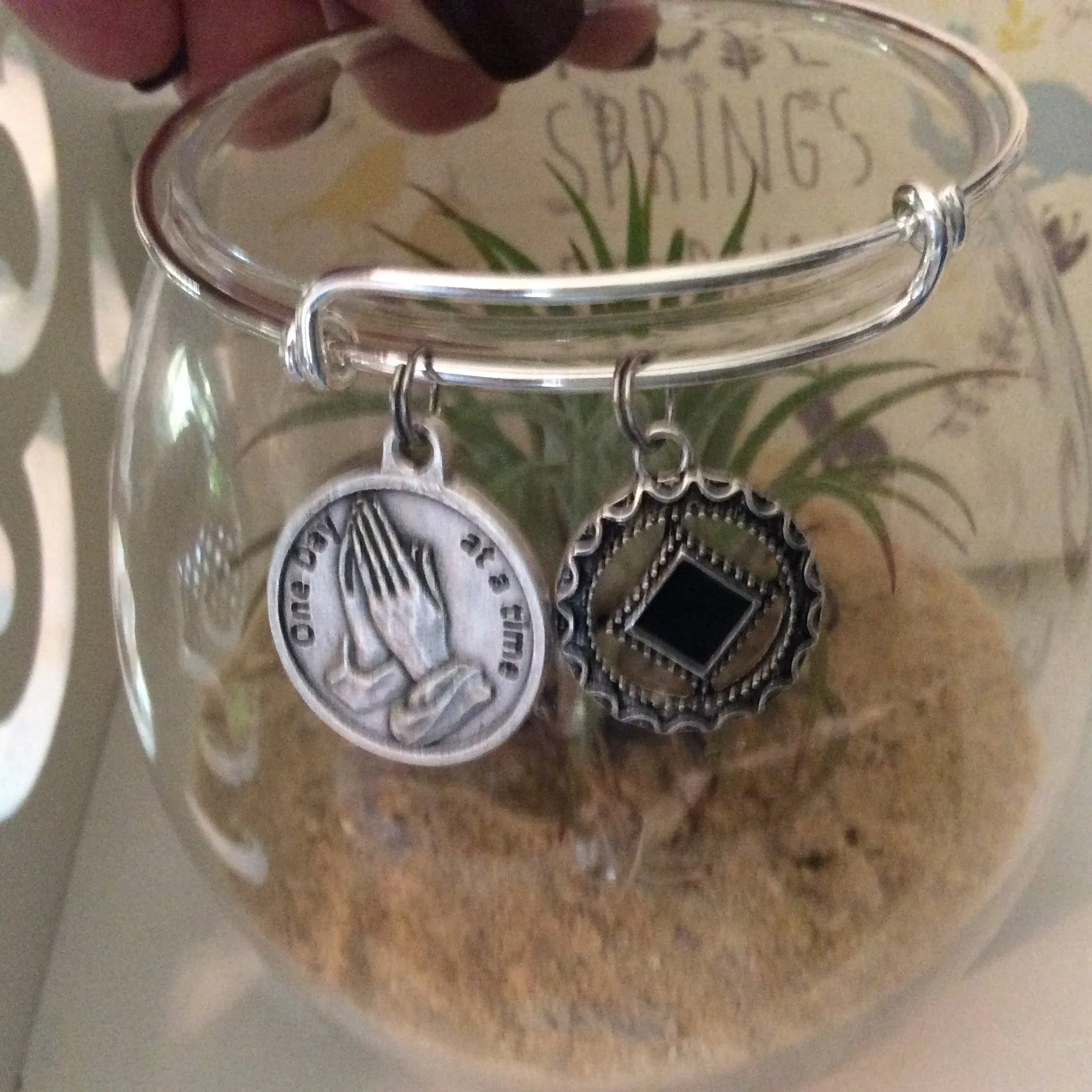 Serenity Prayer NA Silver Expandable Charm Bracelet Adjustable Silver Wire Bangle Inspirational Meaningful Recovery Gift