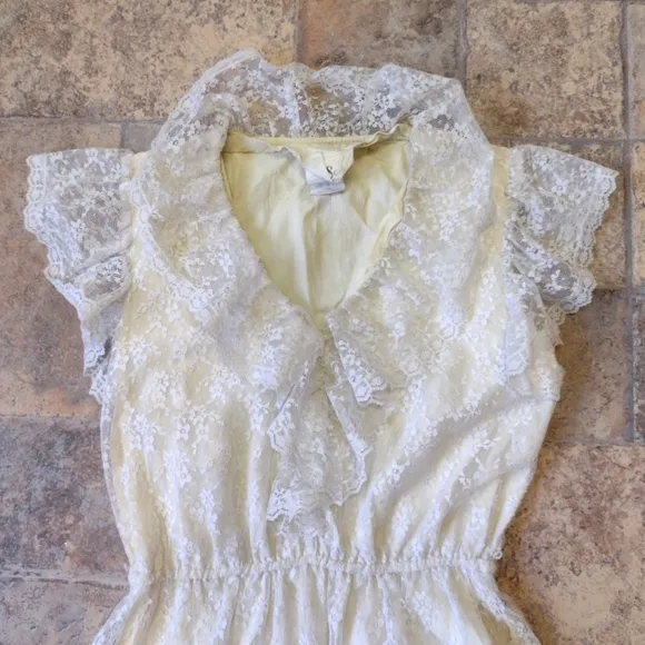 Vintage lace dress size 9-10