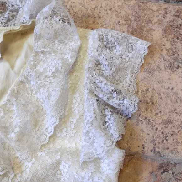 Vintage lace dress size 9-10
