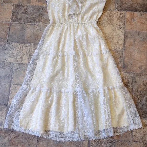 Vintage lace dress size 9-10